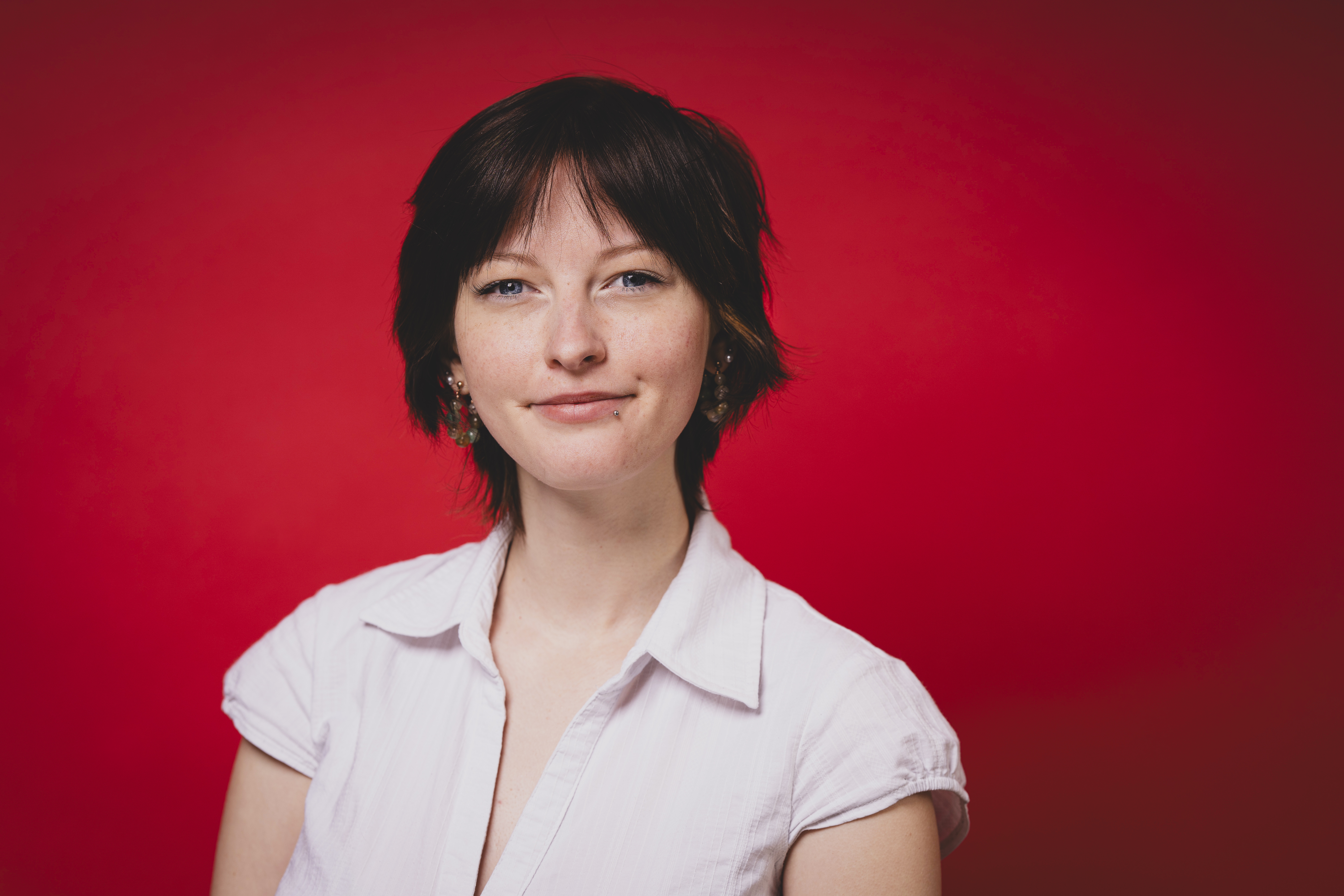 Tamara vor rotem Hintergrund