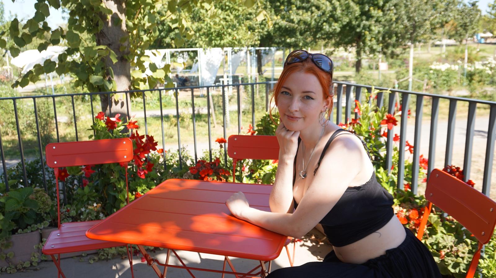 Tamara sitzt an einem Tisch